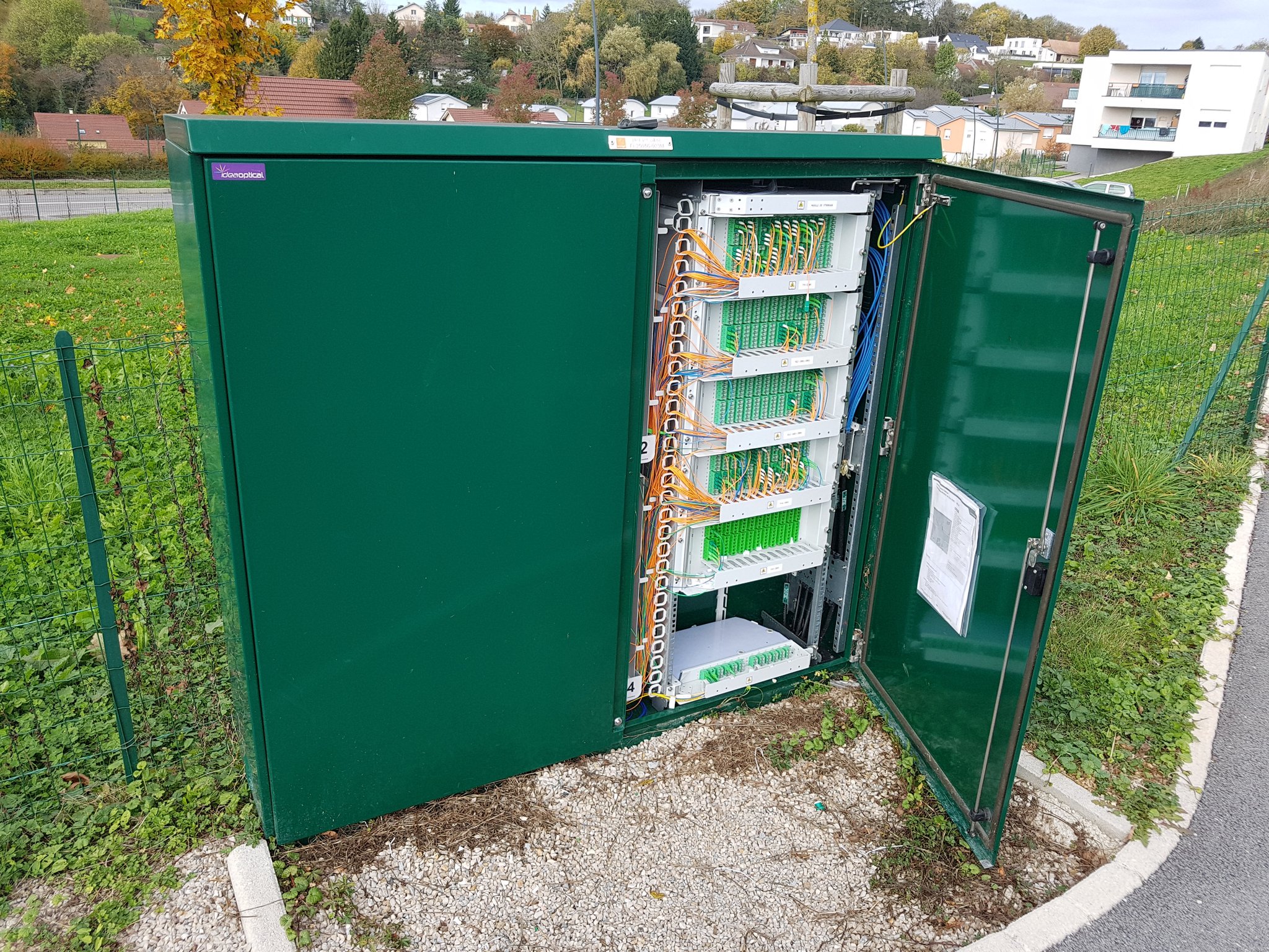 armoire-pmz-fibre-optique-sur-trottoir