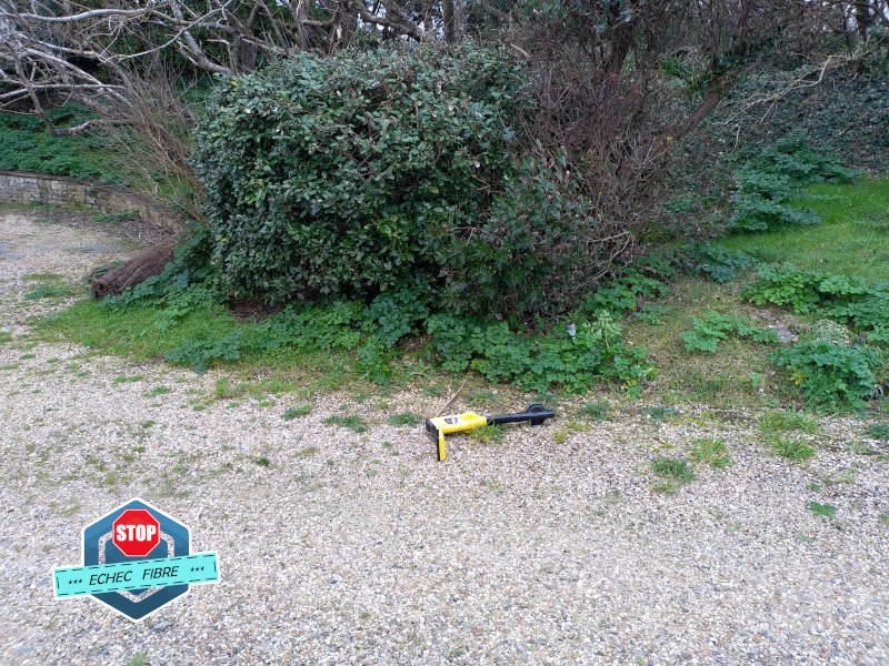 point de blocage fibre optique enterré sous jardin